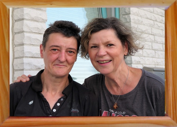 Liane und Gaby in Thiessow "Zum Hafen" am 27. Juli 2019 vor dem Konzert